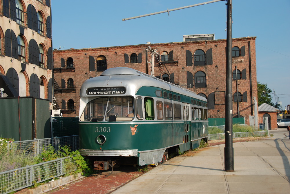 Opuštěný a zničený, tak vypadá vůz ev. č. 3303 původem z Bostonu dnes na nábřeží v Brooklynu. Koleje a sloupy jsou pozůstatkem projektu na novou tramvajovou trať. (foto: Libor Hinčica)