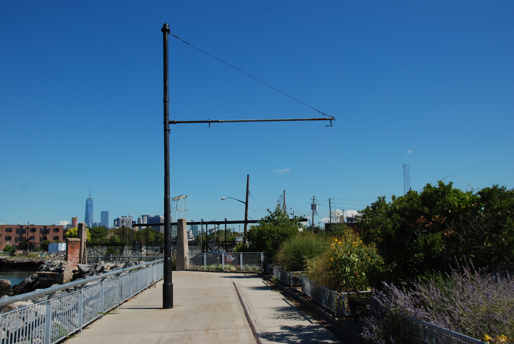 Konec tramvajové trati. Tady došla výstavba první etapy, druhá byla rozestavěna, avšak město nechalo koleje zlikvidovat. (foto: Libor Hinčica)