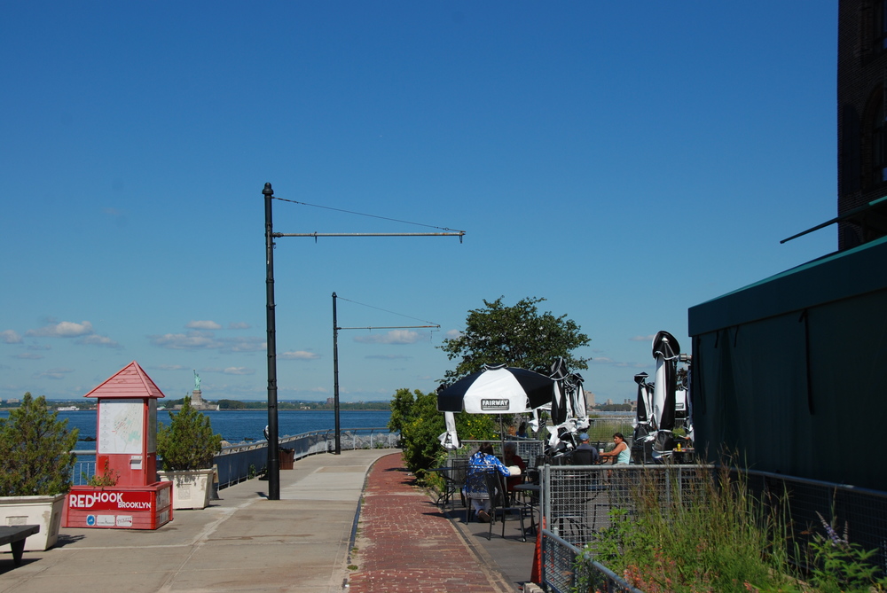 Restaurace, keře, ploty. Tudy již tramvaj neprojede. V pozadí lze vidět sochu Svobody. (foto: Libor Hinčica)