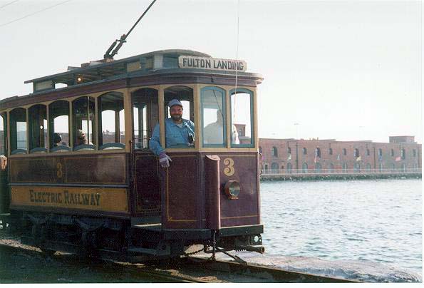 Pronajatý vůz z Osla na dokončené tramvajové trati, na níž bylo možné od prosince 2002 i jezdit. (foto: BHRA)