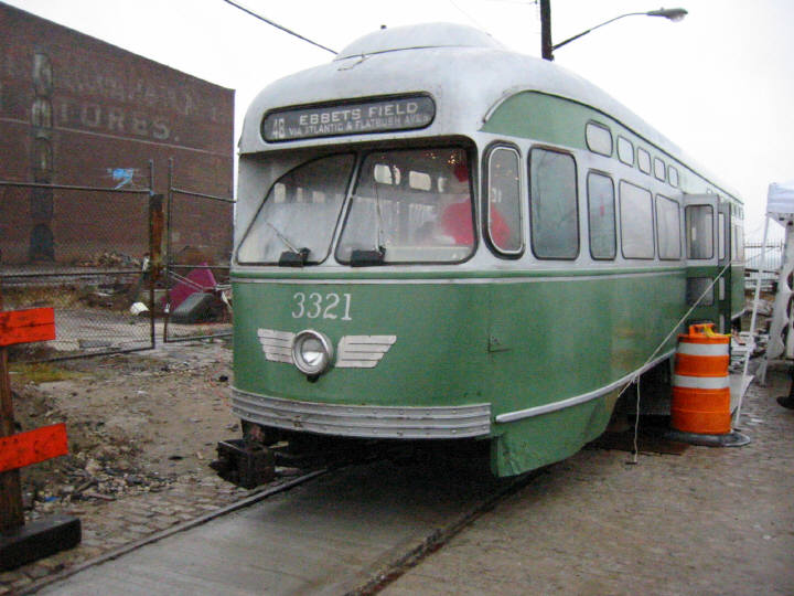 14. 12. 2002 se konala slavnostní prezenzace projektu tramvaje v Red Hooku za účasti vozu ev. č. 3321. Ten byl vyroben v roce 1951 pro Boston a šlo o poslední vůz PCC vyrobený vagónkou Pullman a poslední novou tramvaj americké produkce dodanou na východní pobřeží USA. (foto: BHRA)