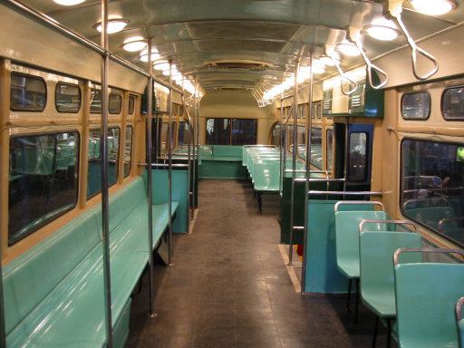 Pohled na opravený interiér vozu PCC ev. č. 3303. (foto: BHRA)