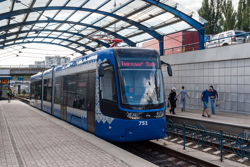 Vůz PESA Fokstrot na lince číslo 3 kyjevské rychlodráhy. Modře lakovaný vůz je zdoben symbolem krajek, který se na Ukrajině objevuje velice často. (foto: Ivan Chernysh)