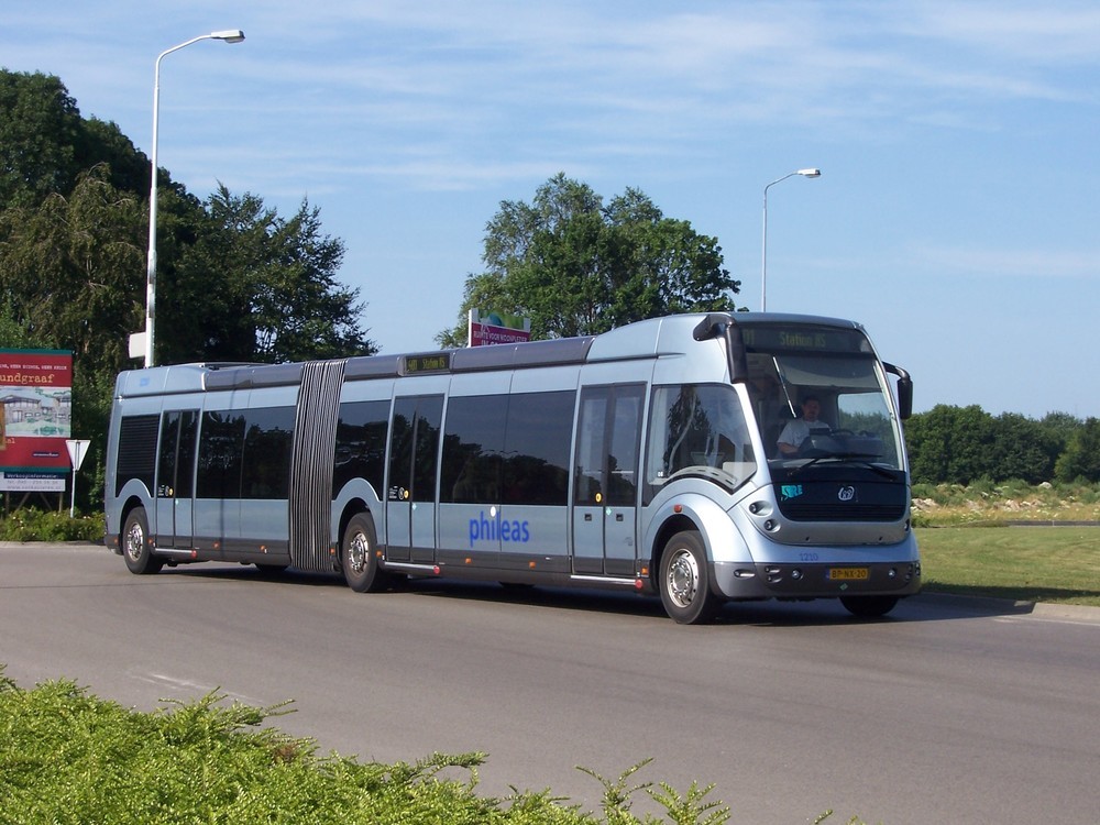 Původně měly v systému sloužit trolejbusy postavené na platformě autobusů Phileas z Nizozemska. (zdroj: Wikipedia.org)