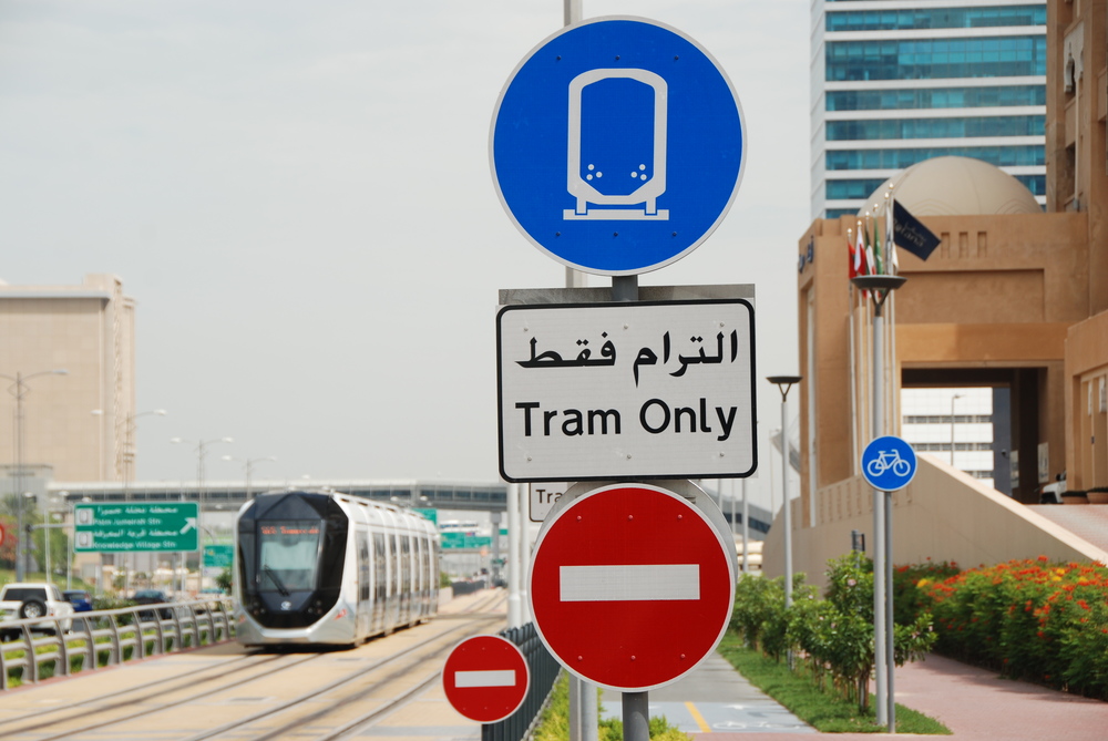 Tramvajová trať v Dubaji přinesla i celou řadu nových dopravních značení. (foto: Libor Hinčica)