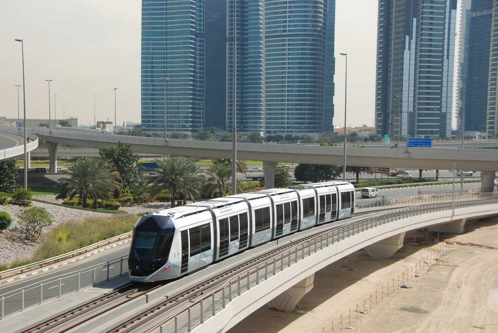 Celý systém je řešen tak, aby byl v maximální možné míře oddělen od ostatních účastníků silničního provozu. Napájení je realizováno skrze třetí kolejnici. (foto: Libor Hinčica)