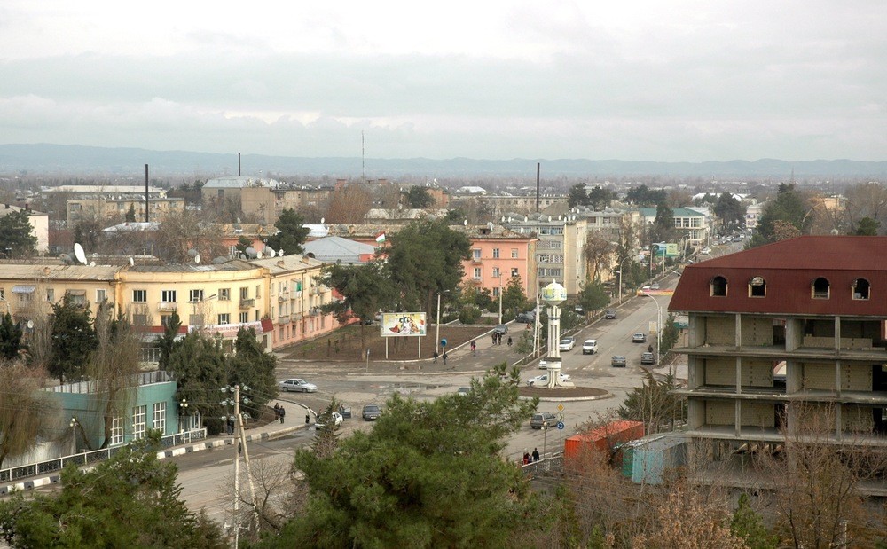 Pohled na město na fotografii z roku 2010. Ve městě Kurgan-Tyube (též psaném jako Qurghonteppa), které leží na jihozápadě Tádžikistánu, dnes žije okolo 100 000 obyvatel. (zdroj: Wikipedia.org)
