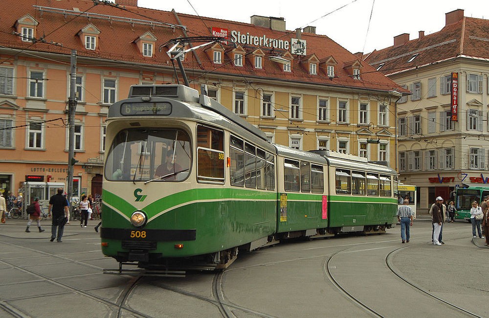 Jeden z vozů série 500 v centru Grazu. (zdroj: Wikipedia.org)