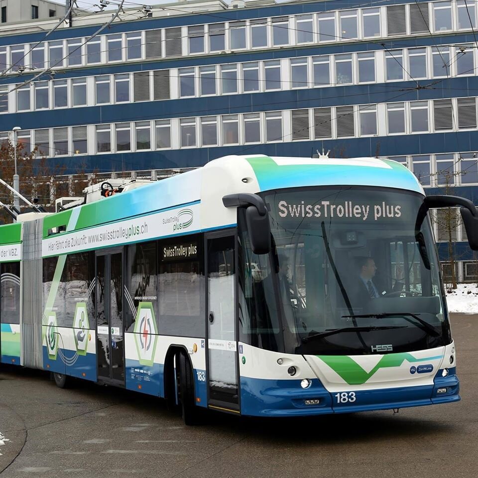 Elegantní švýcarské trolejbusy zamíří do Lyonu. V tendru hrála roli cena jen z 30 % a navíc byla vztažena k nákladům životního cyklu, největší roli hrála technická stránka (60 %), dodací lhůty a design pak měly shodně 5% váhu. (ilustrační foto: Carrosserie HESS AG)