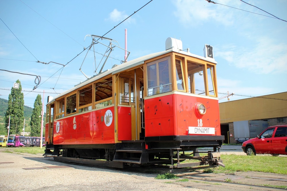 Motorový vozeň 18 z roku 1937 s nálepkami v motíve nôt a hudobného kľúča.