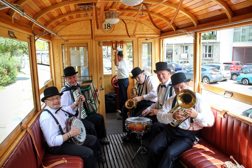 ečerné jazdy spríjemňuje živá hudba. Na fotke retro swingová kapela Funny Felows.