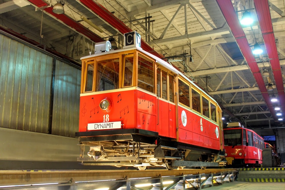 Prehliadka vozňa č. 18 po skončení jazdy vo vozovni Krasňany.