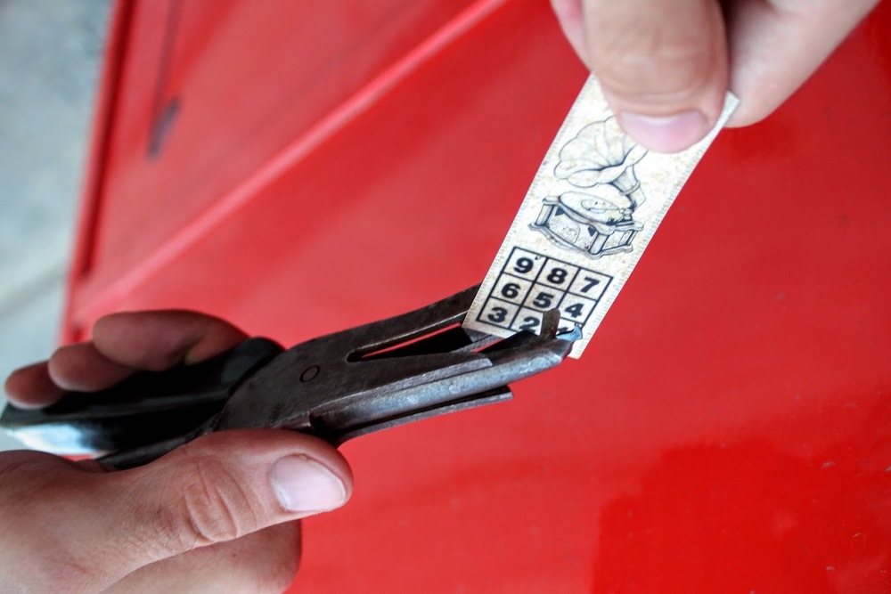 Deti si môžu počas prestávok označiť cestovné lístky sprievodcovskými klieštikmi.