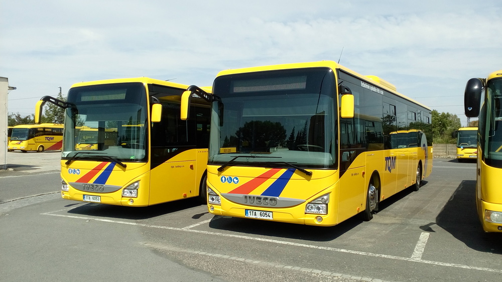 Dvojice nových autobusů Iveco Crossway v garážích dopravce TQM. (foto: Miroslav Halász)