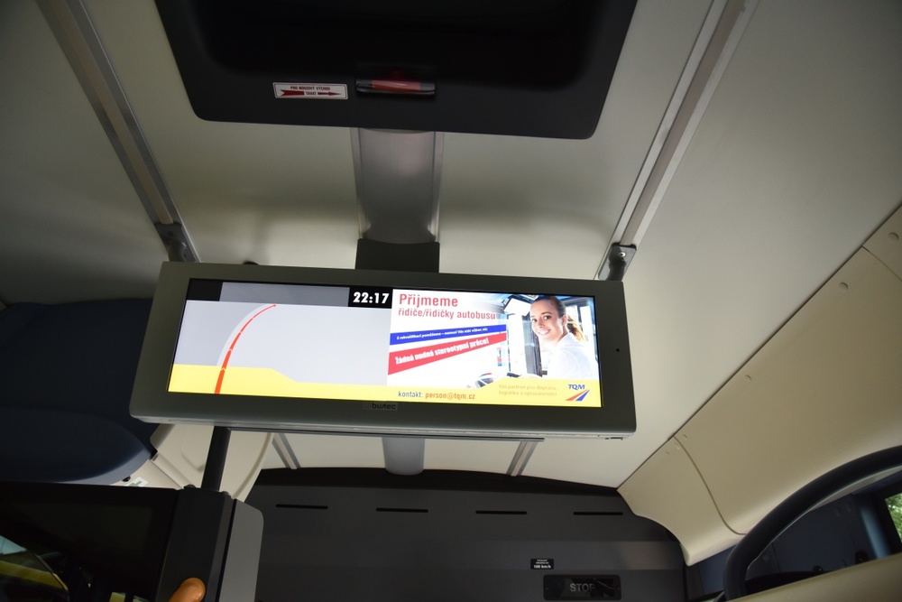 Pohled na širokoúhlý monitor v interiéru. (foto: Miroslav Halász)