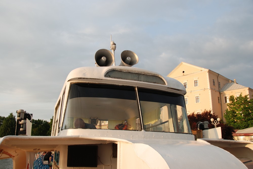 Původní zadní čelo trolejbusu Škoda 9 Tr směřuje směrem k přídi lodi. (foto: Libor Hinčica)