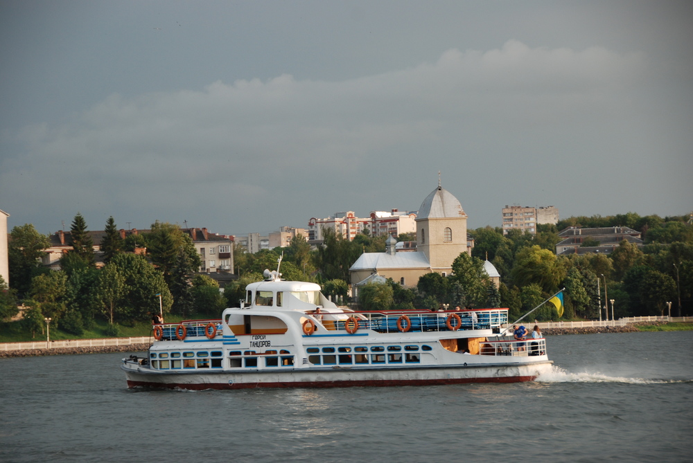 Loď s netradiční kabinou kapitána postavenou za využití čel trolejbusu Škoda 9 Tr. (foto: Libor Hinčica)