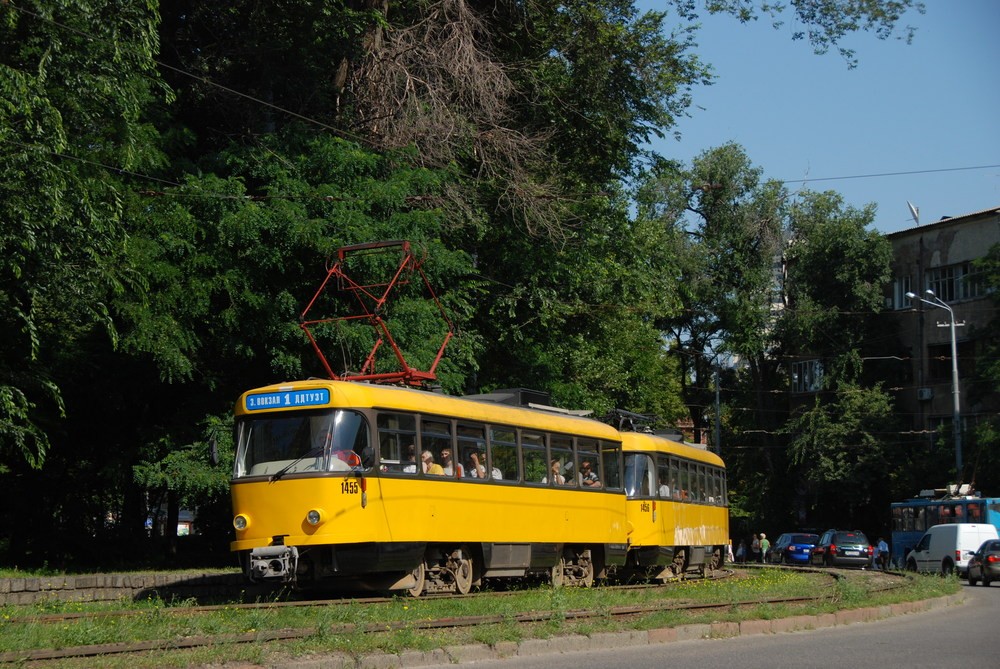 Úlohu metra dnes v centru města supluje tramvajová linky č. 1. Na snímku je souprava vozů T4 odkoupená z německých Dráždan. (foto: Libor Hinčica)