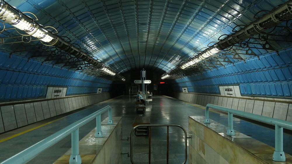 Za hodinu metro v Dnipru průměrně přepraví v obou směrech okolo 1 100 cestujících. To zhruba odpovídá pěti plně obsazeným soupravám dvou vozů T3. Běžný obrázek metra v Dnipru tedy v mimošpičkových časech vypadá tak, jak nám představuje tento snímek ze stanice Zavodska. (zdroj: Wikipedia.org)