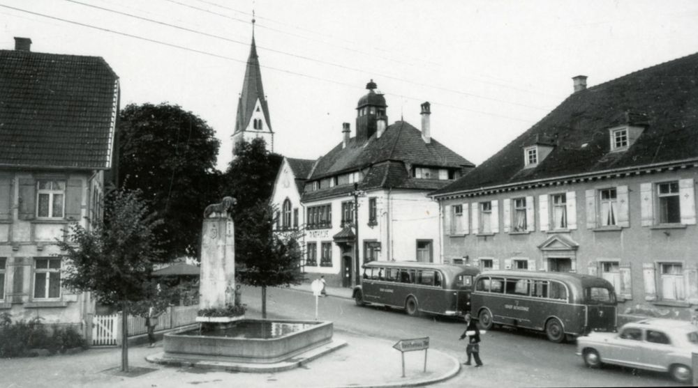 Autobus s přívěsem na historické fotografii z 50. let. (sbírka: Městský archiv Kostnice/Stadarchiv Konstanz)
