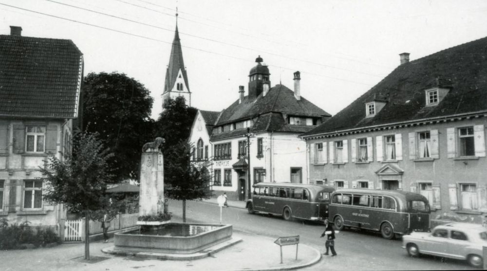 Autobus s přívěsem na historické fotografii z 50. let. (sbírka: Městský archiv Kostnice/Stadarchiv Konstanz)