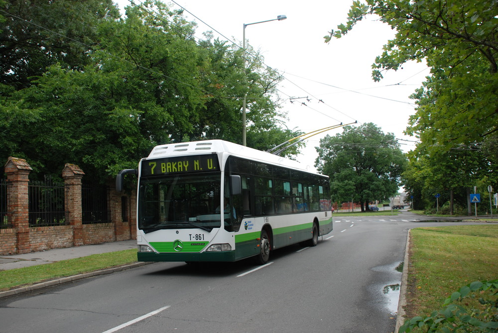Trolejbus Mercedes-Benz Citaro s elektrovýzbrojí od českého Cegelecu v ulicích Szegedu. (foto: Libor Hinčica)