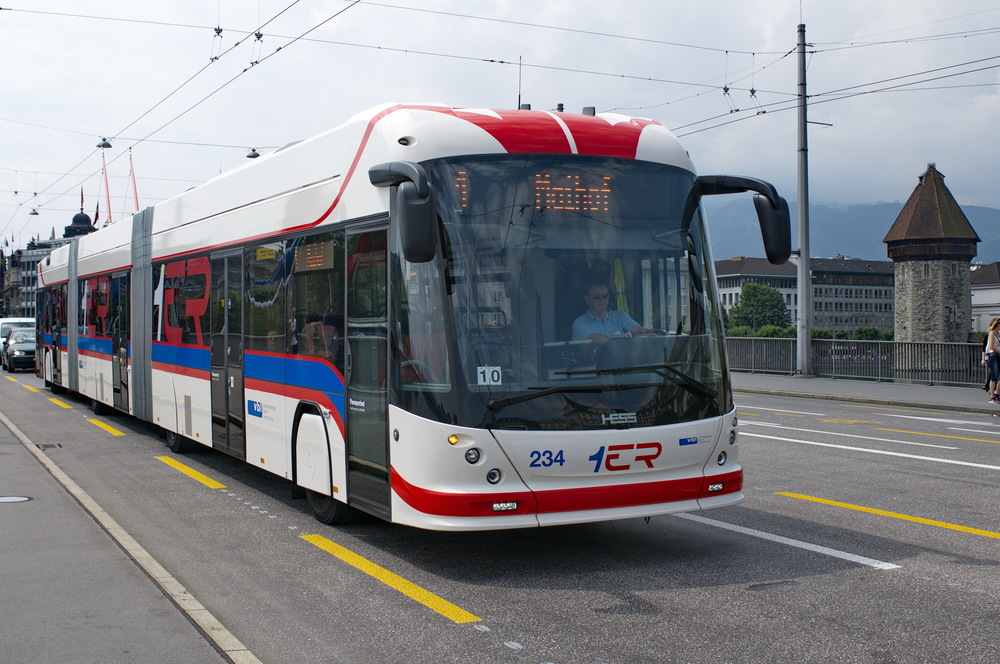 Tříčlánkový trolejbus výrobce HESS z druhé dodávky z roku 2009. Nyní dodávané trolejbusy jsou prakticky identické. Namísto nápisu 1ER na čele je ale použito logo Rbus. (foto: HESS)