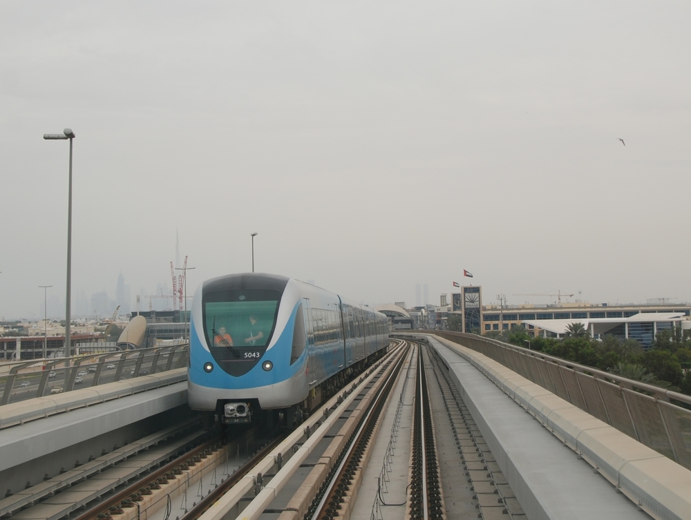 Jeden z největších systémů automaticky řízeného metra naleznete v Dubaji. Čelní kabina slouží jako oblíbená pozorovatelna pro turisty. (foto: Libor Hinčica)