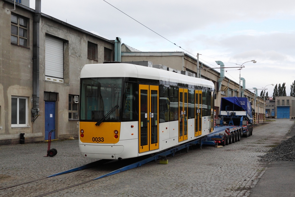 Vykládka prototypu EVO1 v mostecké tramvajové vozovně. (foto: Petr Nevyhoštěný)