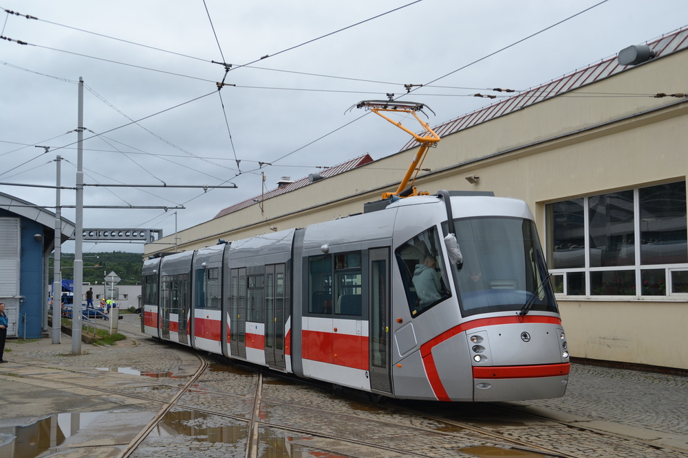 Nově dodaný vůz Škoda 13T6 v areálu vozovny Medlánky. (foto: Ing. Jiří Černý)