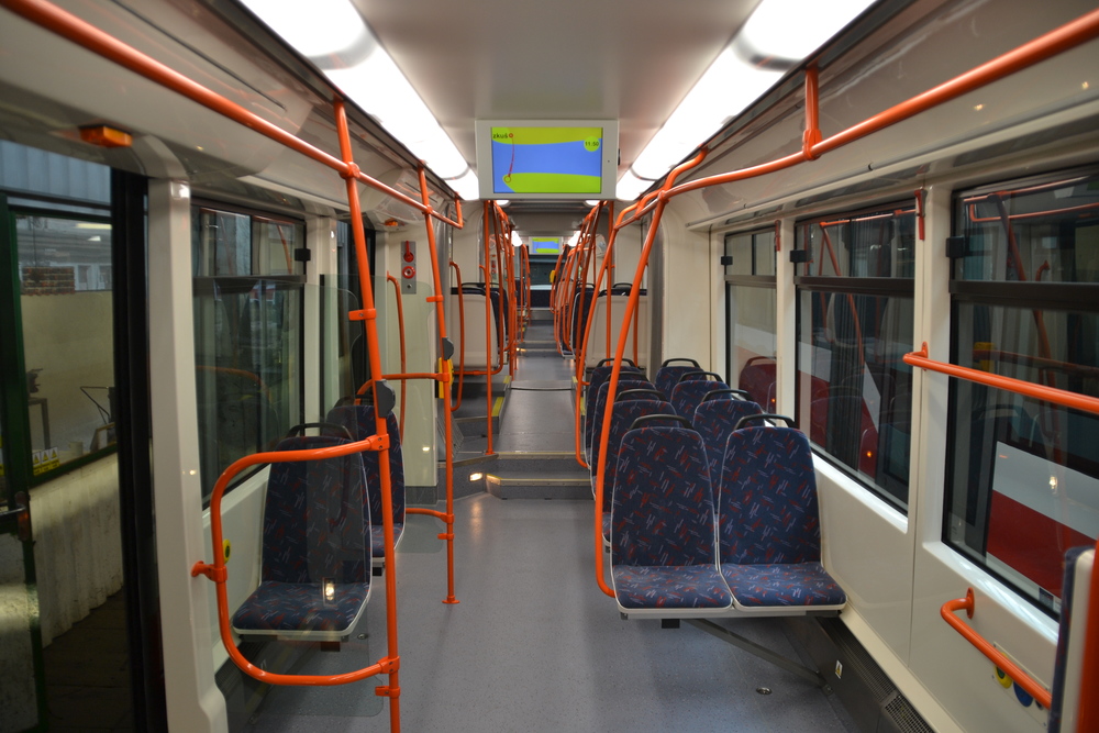 Interiér vozu Škoda 13T6 ev. č. 1930. Povšimněte si řešení schůdků. (foto: Ing. Jiří Černý)