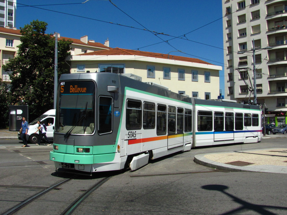 Doposud jsou na tratích k vidění jen vozy Alsthom-Vevey-Duewag, kterých město pořídilo 35 ks v letech 1991-98. (foto: Ing. Filip Jiřík)