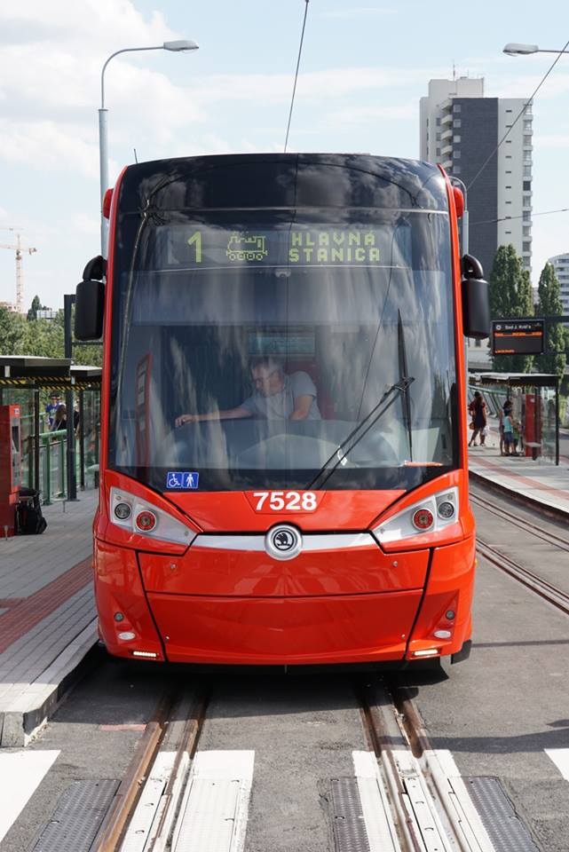 Čelný pohľad na voz ev.č 7528 na zastávke Sad Janka Kráľa (foto: UltraM)