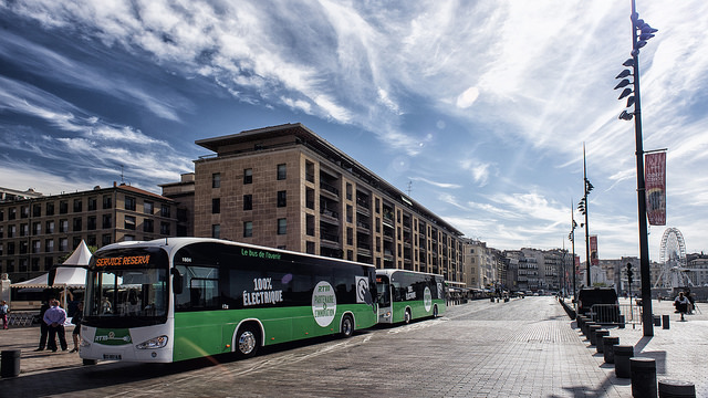Elektrobusy Irizar I2e na nábřeží v Marseille před předáním do provozu. (foto: Irizar)