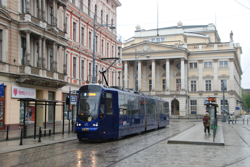 Tramvaj Moderus Beta ev. č. 2805 z loňské dodávky v centru Wrocławi v květnu 2016. (foto: Libor Hinčica)