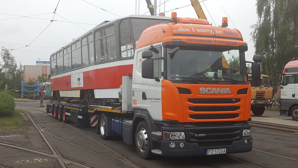 Vůz ev. č. 8632 v areálu pražských ústředních dílen. (foto: Universal Transport)