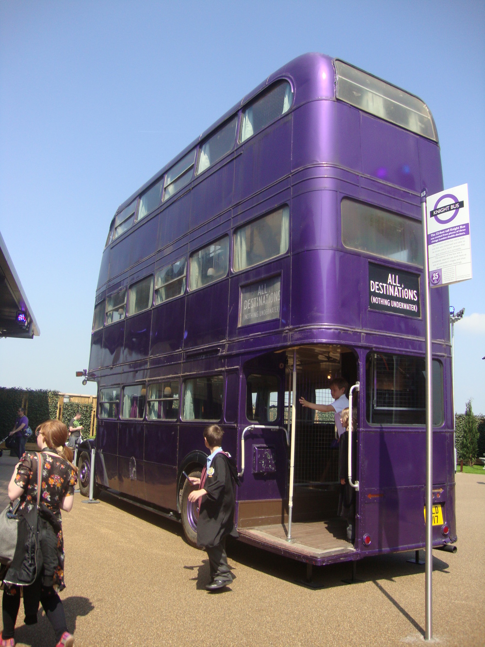 Zadní pohled na autobus, jenž vznikl z celkem tří vozů AEC Regent III RT. (zdroj: englandexpedition.com)