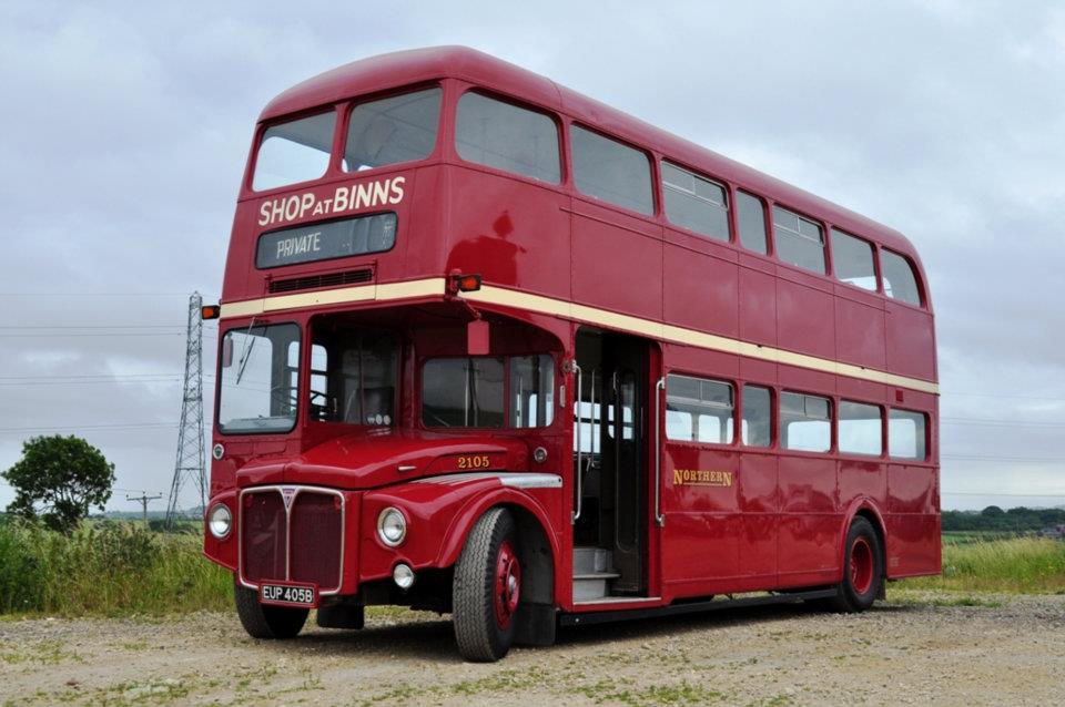 Připomínku Routemasterů zahájíme tímto netradičním typem RMF společnosti Nothern General Transport Company. Jednalo se o prodlouženou verzi (9,12 m), která byla vyrobena jen v 51 exemplářích, a to s atypicky umístěnými dveřmi v přední části autobusu. (zdroj: Wikipedia.org)