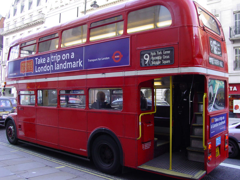 Takto vypadal typický londýnský Routemaster - s otevřenou zadní plošinou. (zdroj: Wikipedia.org)