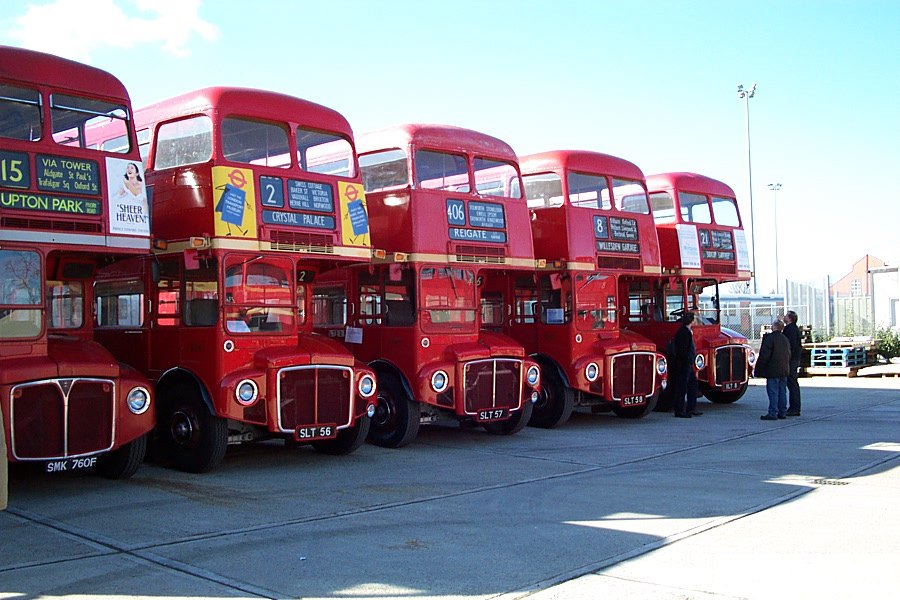 Přehlídka Routemasterů v části Acton v roce 2002. Poslední vyrobený vůz zde pózuje ve společnosti prototypů. (zdroj: Wikipedia.org)