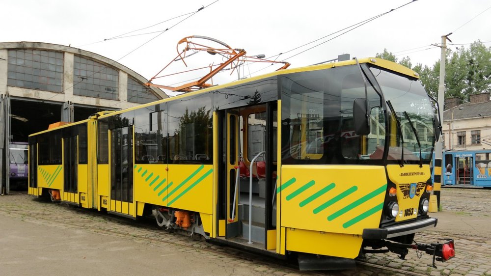 Netradiční pojetí modernizace československé tramvaje KT4SU ev. č. 1053. (zdroj a foto: www.zaxid.net)