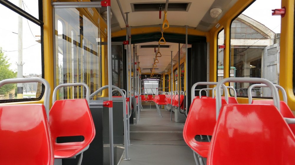 V interiéru se toho po modernizaci příliš nezměnilo. Novou protiskluzovou podlahu doplňují staré sedačky. (zdroj a foto: www.zaxid.net)