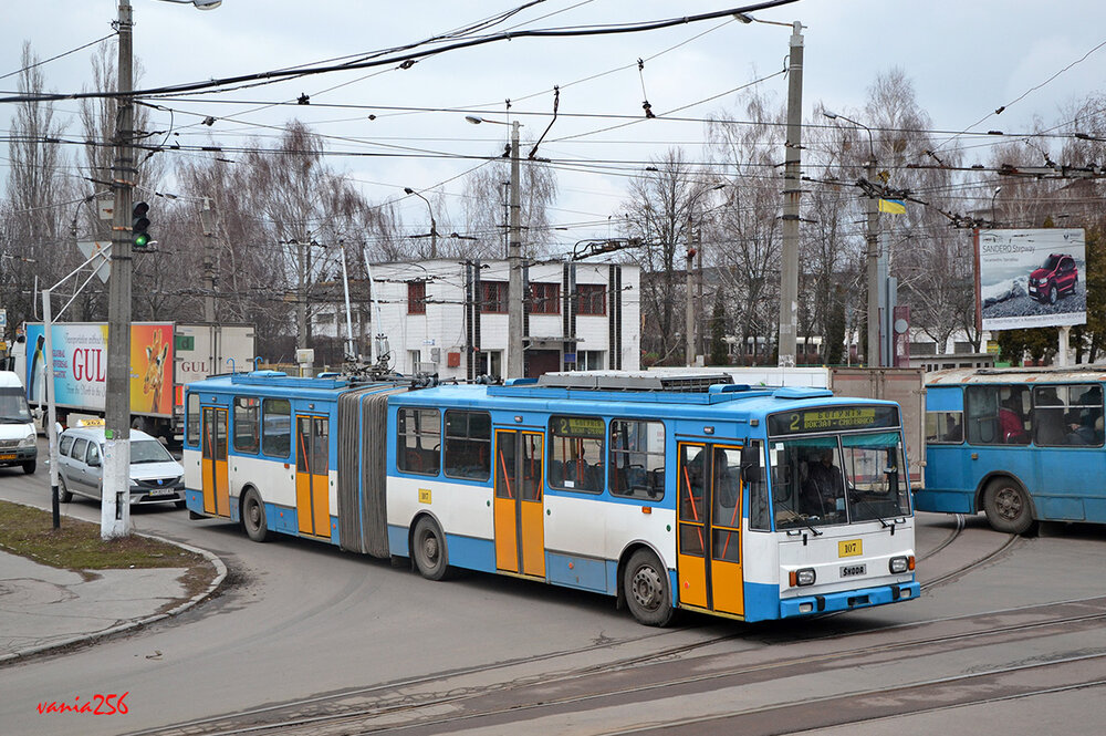 Žytomyr se v minulých letech snažil řešit nelichotivou situaci, co to šlo, a tak kromě různých rekonstrukcí nakupoval i ojetiny. Ve městě je tak dnes hotová kolekce second-handových trolejbusů z ČR, ať už Pardubic, Brna, Zlína, Teplic či Ostravy. Na snímku z roku 2016 vidíme ex-ostravský vůz 15 Tr, který nesl ve své původní domovině ev. č. 3504. (foto: vania256)