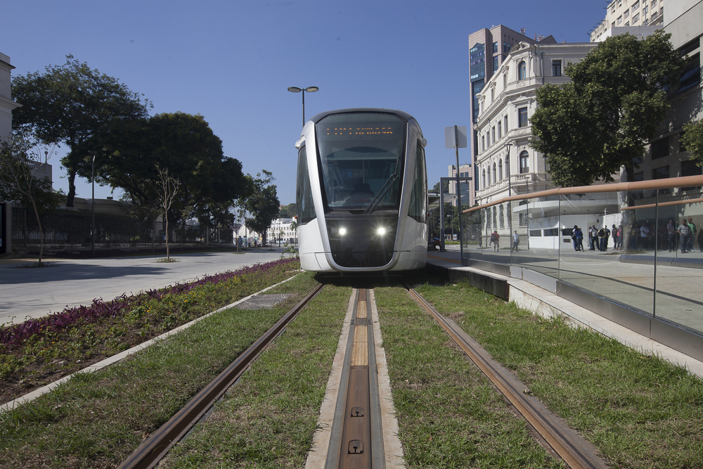 Tramvaje pro nový systém, jenž je napájen spodním přívodem proudu, dodal francouzský Alstom. Povšimněte si citlivého architektonického řešení nové trati i zastávky. (foto: Alstom)