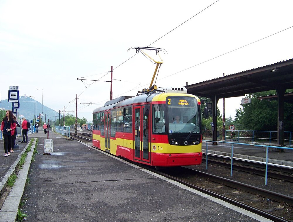 Tramvaj VarioLF+ ev. č. 314 na výstupní zastávce v Mostě u nádraží. (zdroj: Wikipedie.org, foto: ŠJů)