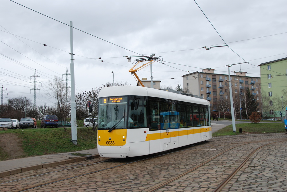 Prototyp vozu EVO1 ev. č. 0033 během zkoušek v Praze na smyčce Spořilov. (foto: Libor Hinčica)