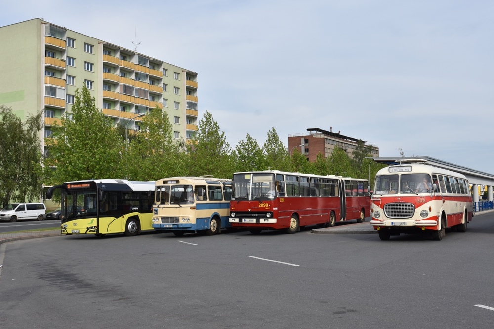 Solaris Urbino 18 v provedení Nové Urbino ve společnosti autobusů Karosa ŠL11, Ikarus 280.08 a Škoda 706 RTO na přerovském autobusovém nádraží. (foto: Miroslav Halász)