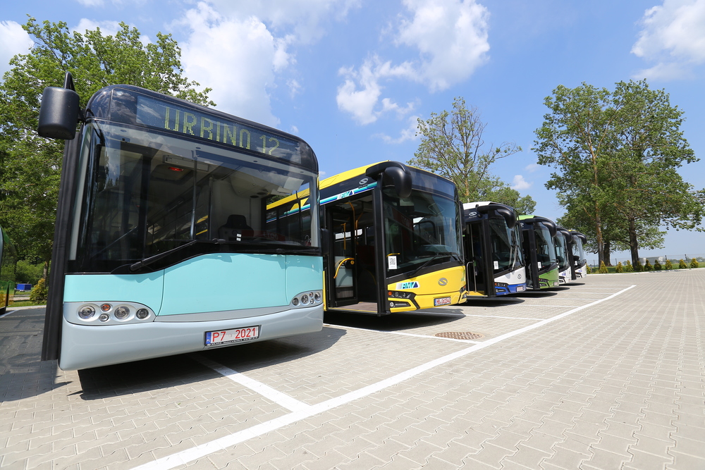 Kromě novinek se na polygonu představil také historický autobus od Solarisu - jeden z prvních vyrobených vozů Urbino 12, jenž byl vzorově rekonstruován. Žlutý vůz vedle něj rovněž stojí za pozornost, byť se jedná o standardní diesel. Autobus byl však vybaven tažným zařízením pro osobní přívěs. (foto: Solaris Bus & Coach)