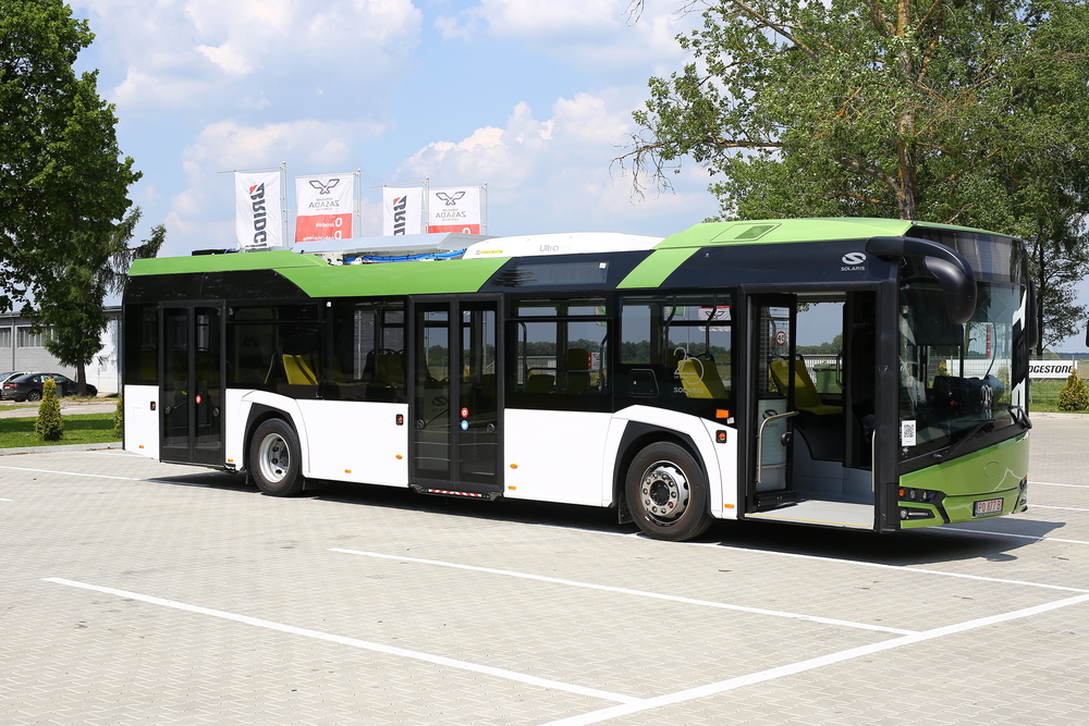 Hybridní autobus Solaris Urbino postavený na platformě Nového Urbina je nedresný prototyp. Konfigurací ale odpovídá vozidlům pro Francii. Povšimněte si absence střešní plenty. Vůz v době zkoušek totiž ještě nebyl zcela dokončen. (foto: Solaris Bus & Coach)