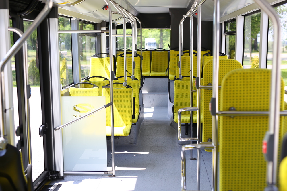 Interiér hybridního autobusu. Použit je speciální antibakteriální potah, který umožňuje čalounění sedaček bez toho, že by se musela řešit následně otázka hygieny. Jedná se tedy o vynikající alternativu k plastovým a dřevěným sedadlům, která nejsou tolik pohodlná. (foto: Solaris Bus & Coach)